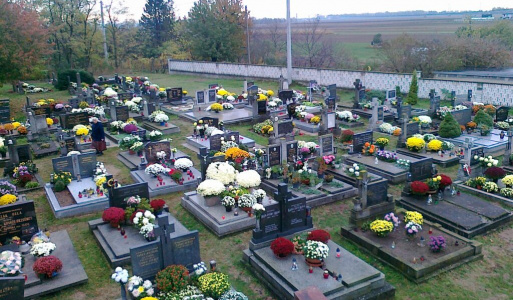 Spomienka na zosnulých 31. októbra 2012 v miestnom cintoríne sa konala spomienka na zosnulých.