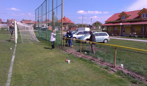 Brigáda na futbalovom ihrisku 2015. 04. 18. sa uskutočnila brigáda na natiranie plota okolo futbalového ihriska