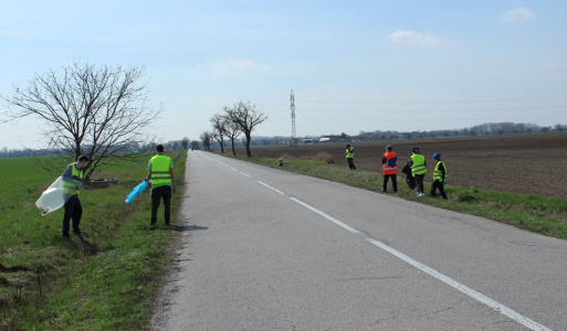 Zbieranie odpadov 25. marca 2017 skauti zo Šúru a Kostolnej pri Dunaji vyčistili járky medzi dvoma dedinami od smetia neslušných občanov.
