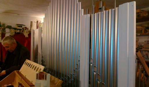 Nový píšťalový orgán v kostole Aj kaplnka v Hrubom Šúri dostala nový píšťalový orgán. Slávnostne bola vysvetená na vianoce.